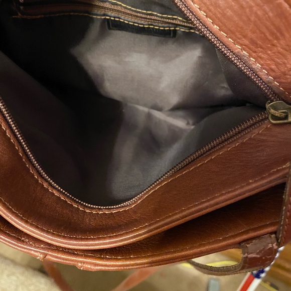 Vera Pella hand bag . Italian pLeather clean inside and outside . Barely used. - Picture 9 of 13